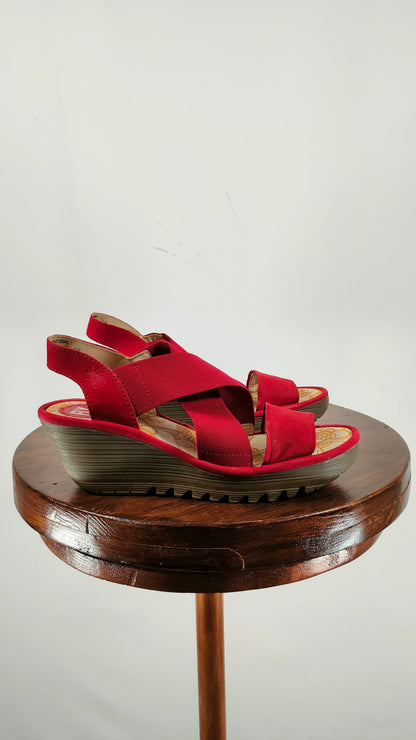 Sandalia roja de goma