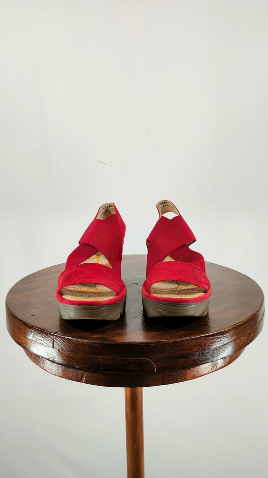 Sandalia roja de goma