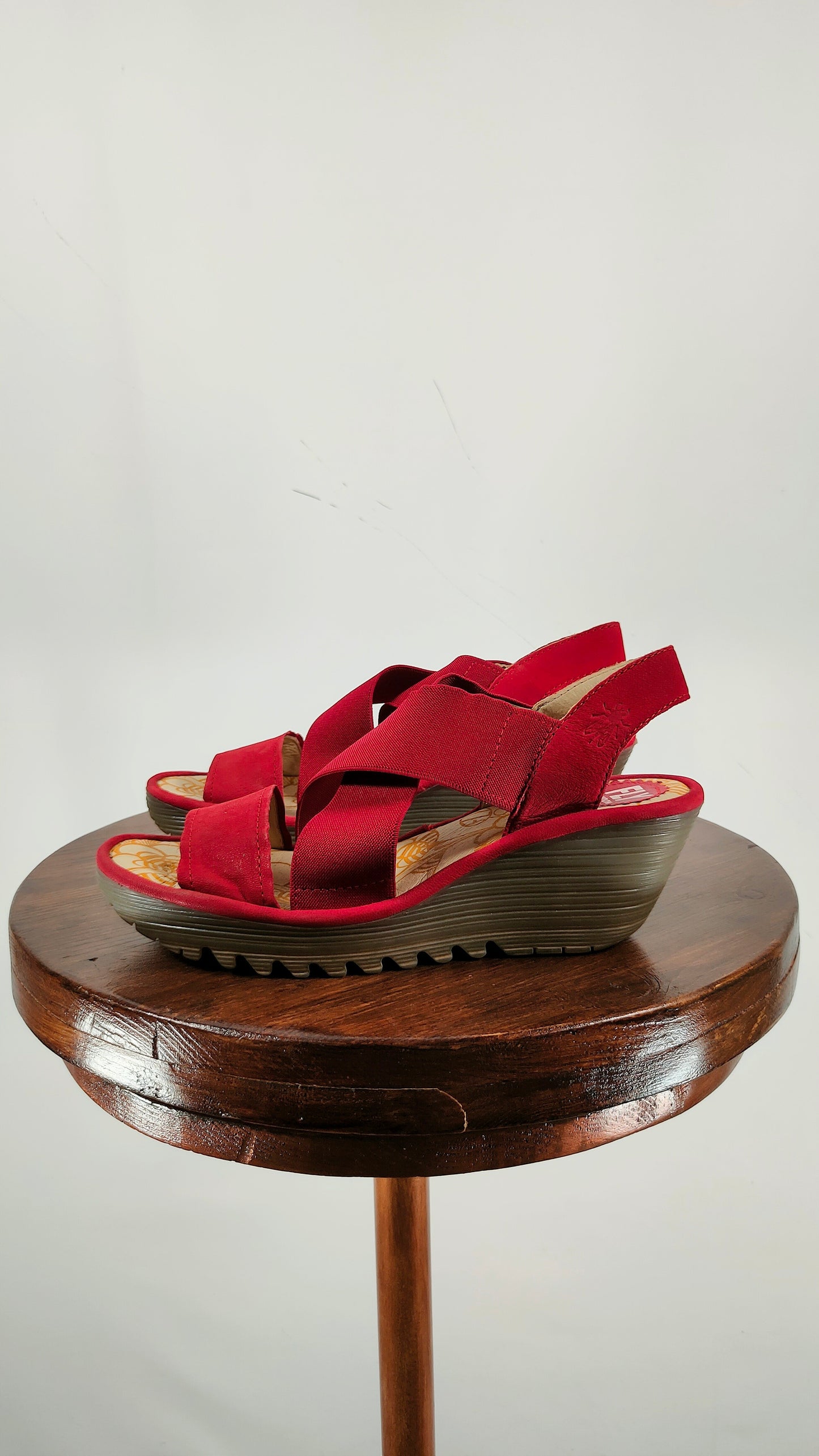 Sandalia roja de goma