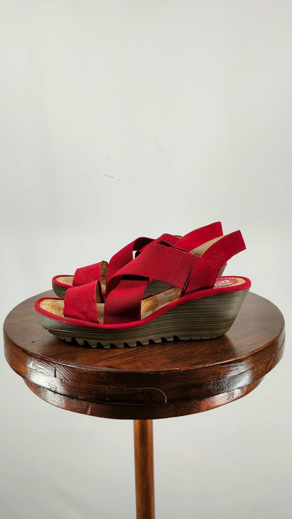 Sandalia roja de goma