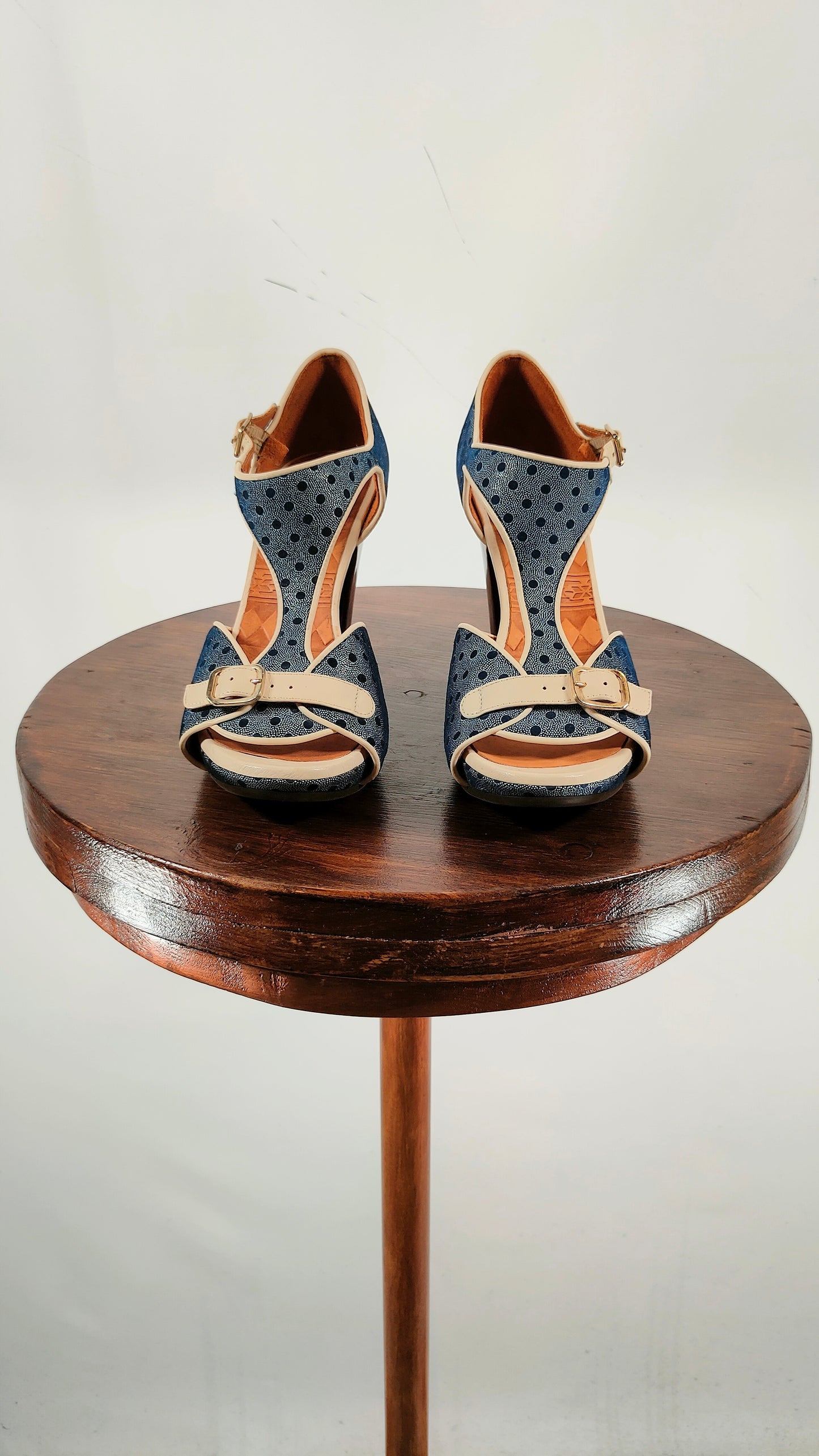 Zapatos de tacón Chie Mihara de topos azul y marfil