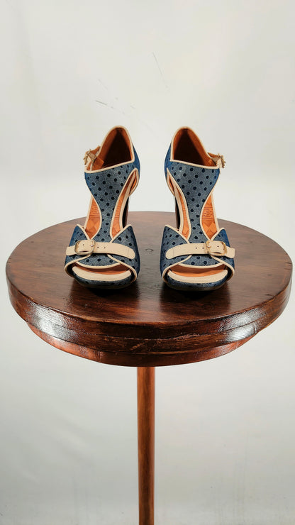 Zapatos de tacón Chie Mihara de topos azul y marfil