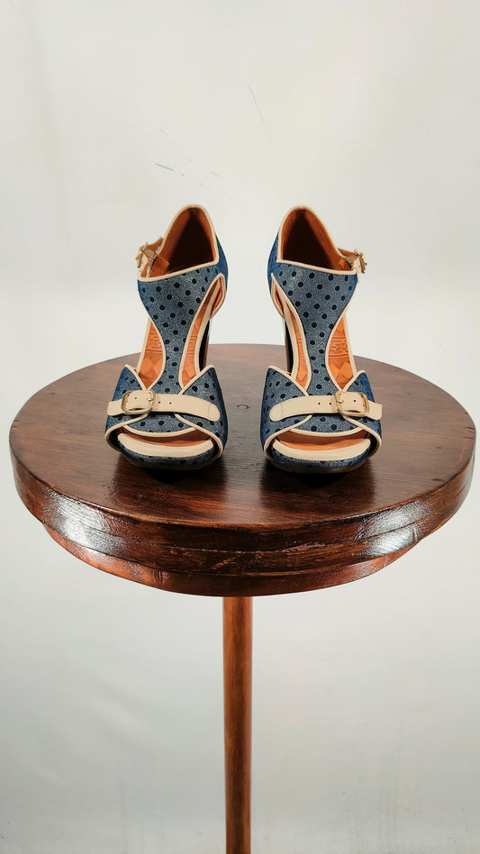 Zapatos de tacón Chie Mihara de topos azul y marfil