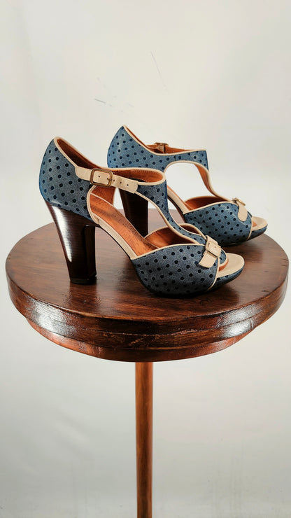 Zapatos de tacón Chie Mihara de topos azul y marfil