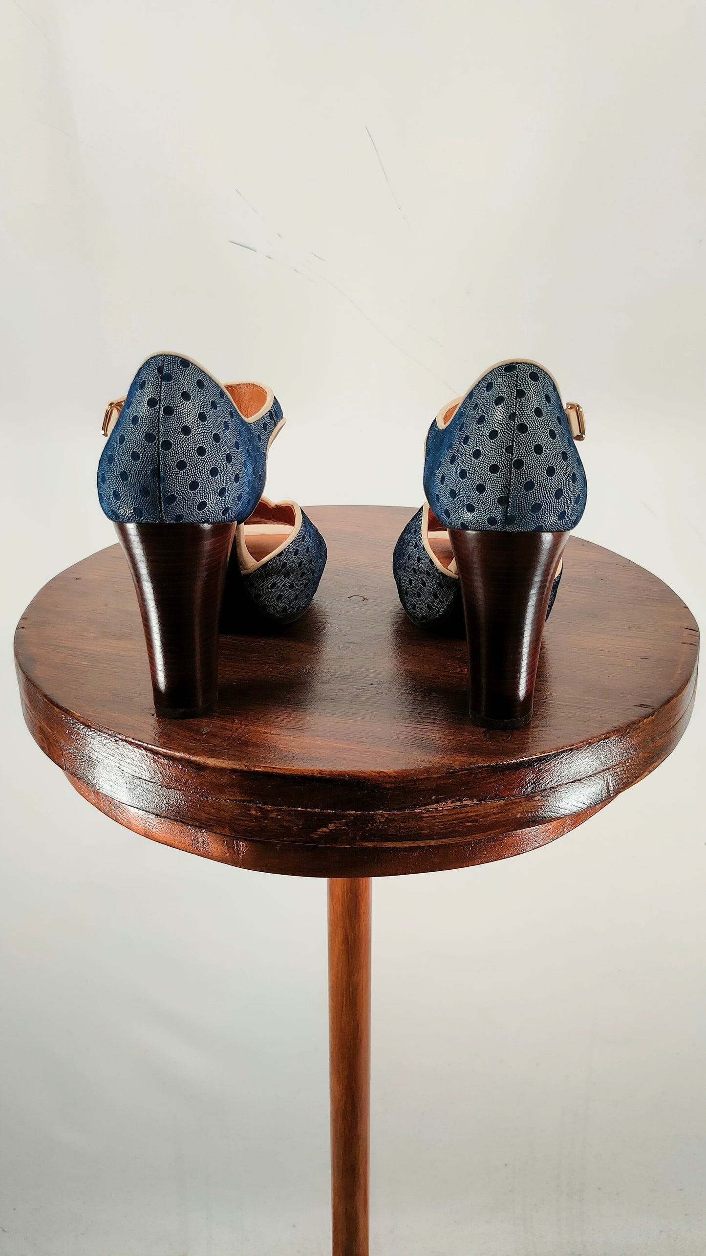 Zapatos de tacón Chie Mihara de topos azul y marfil