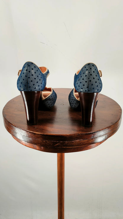 Zapatos de tacón Chie Mihara de topos azul y marfil