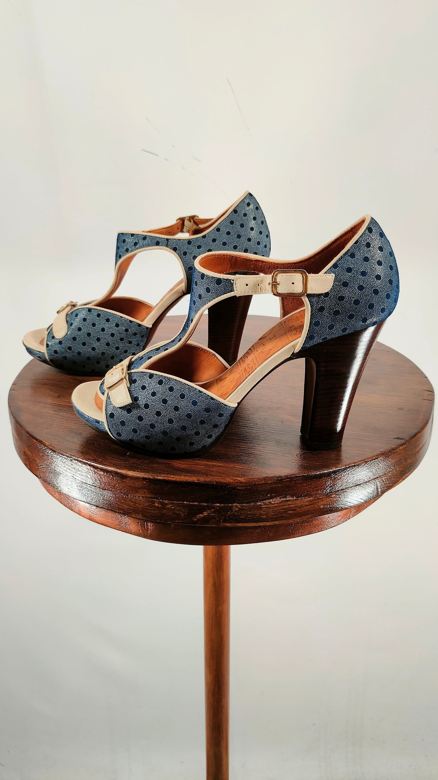 Zapatos de tacón Chie Mihara de topos azul y marfil