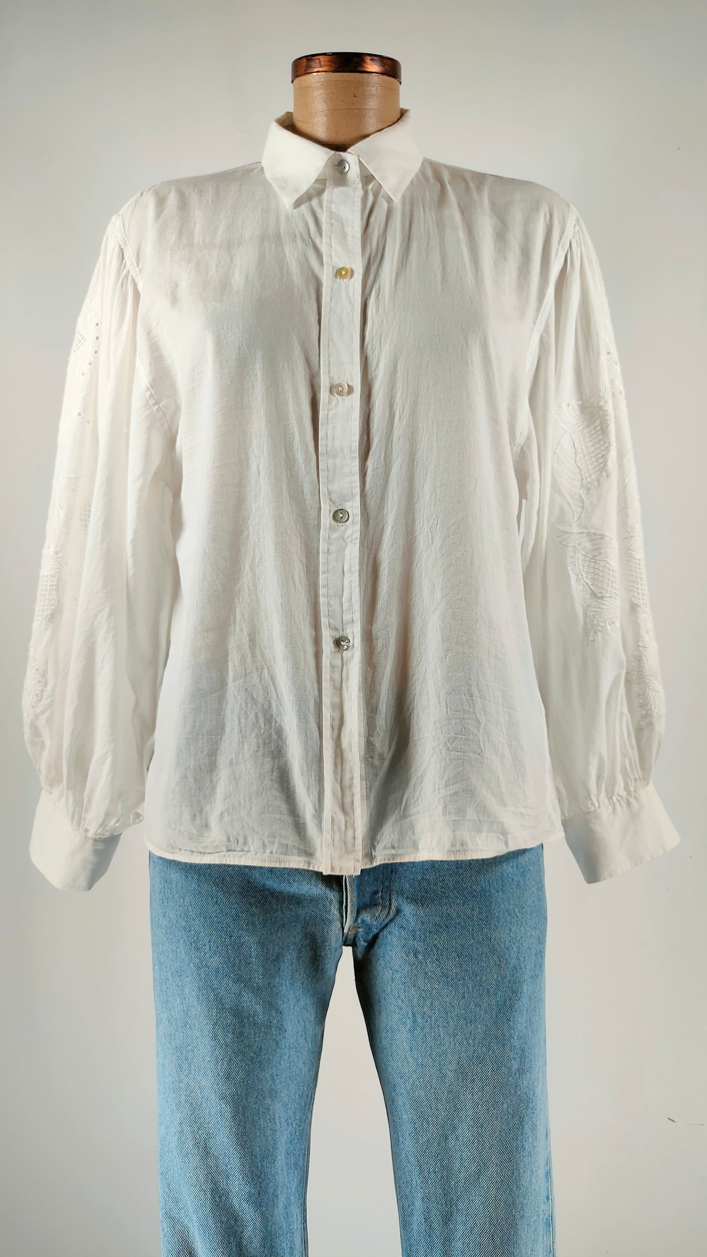 Camisa blanca con calado en manga