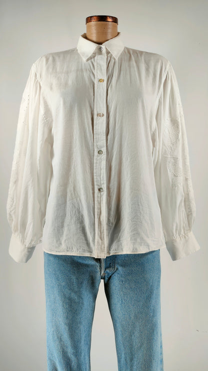 Camisa blanca con calado en manga
