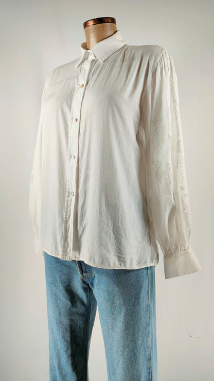 Camisa blanca con calado en manga