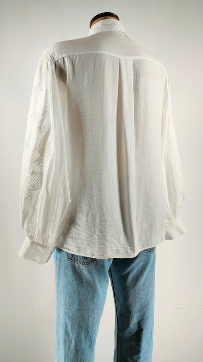 Camisa blanca con calado en manga