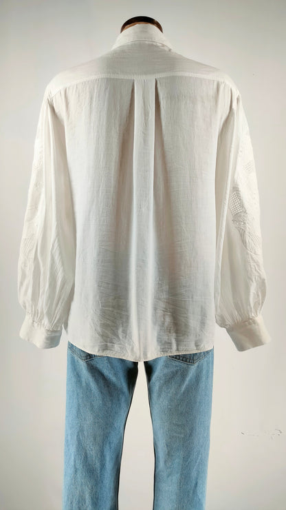 Camisa blanca con calado en manga