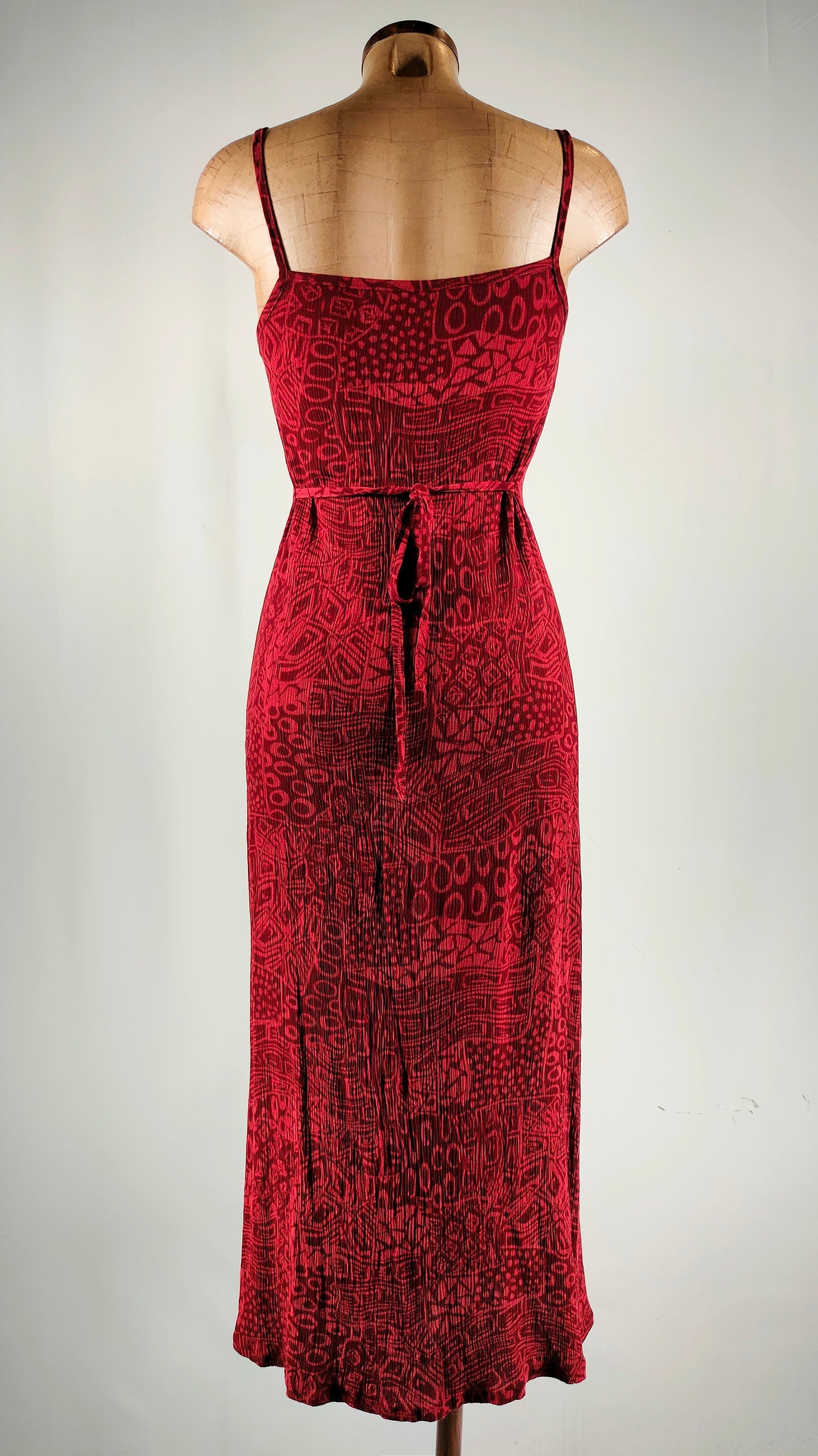 Vestido largo efecto arrugado granate