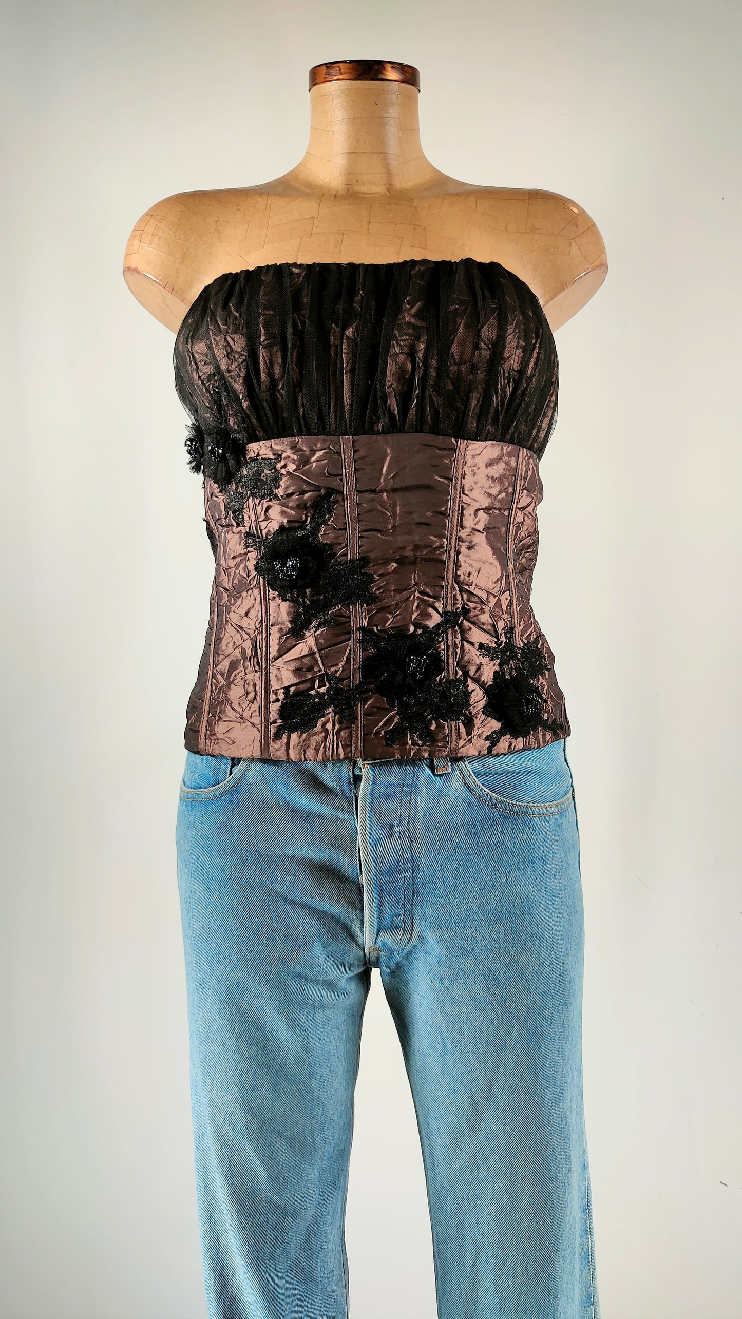 Top Iza marrón con apliques