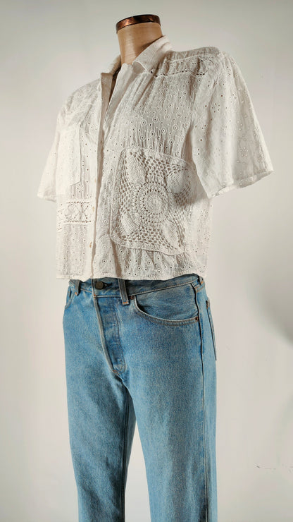 Camisa blanca con calado bimaterial