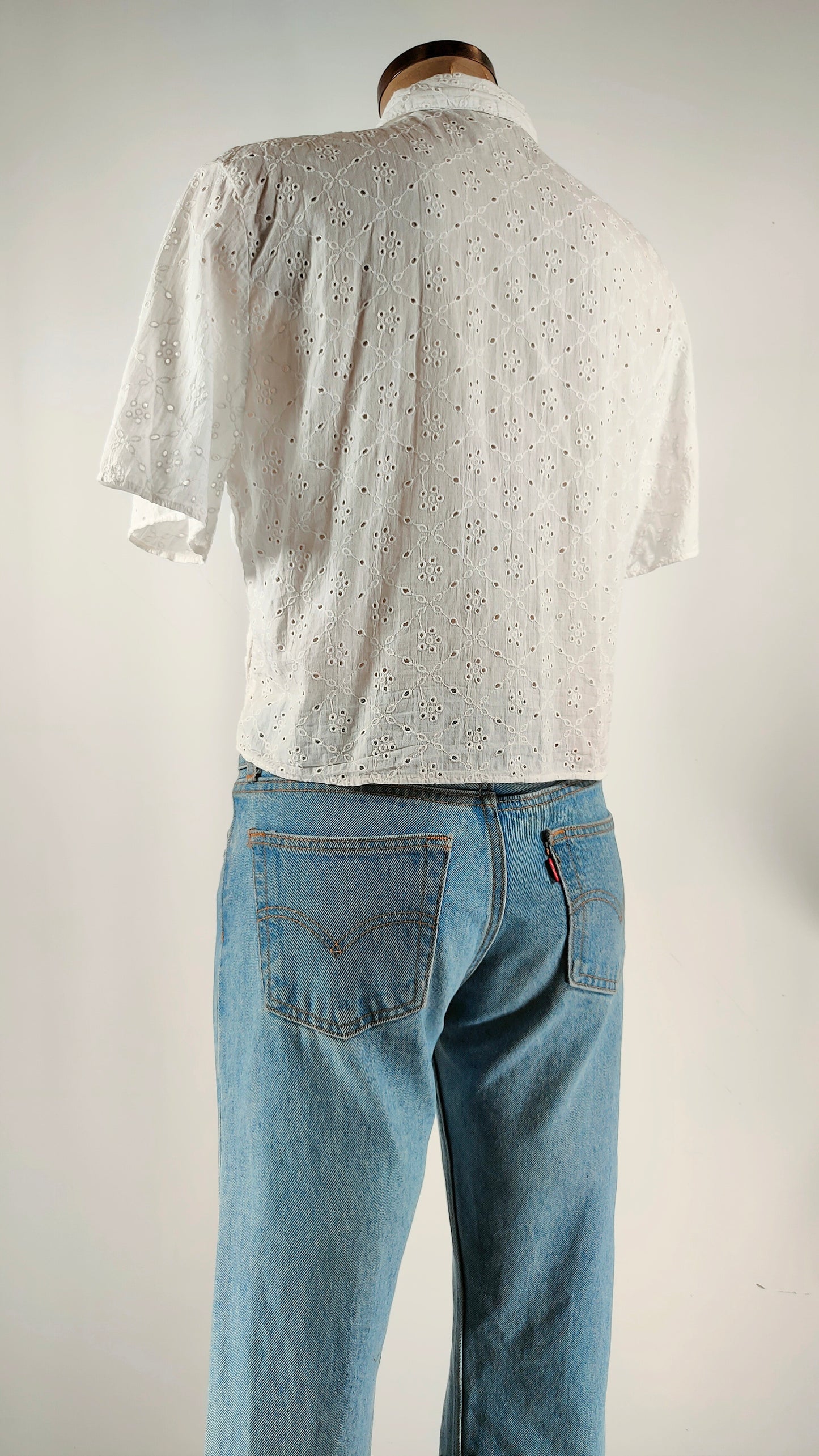 Camisa blanca con calado bimaterial