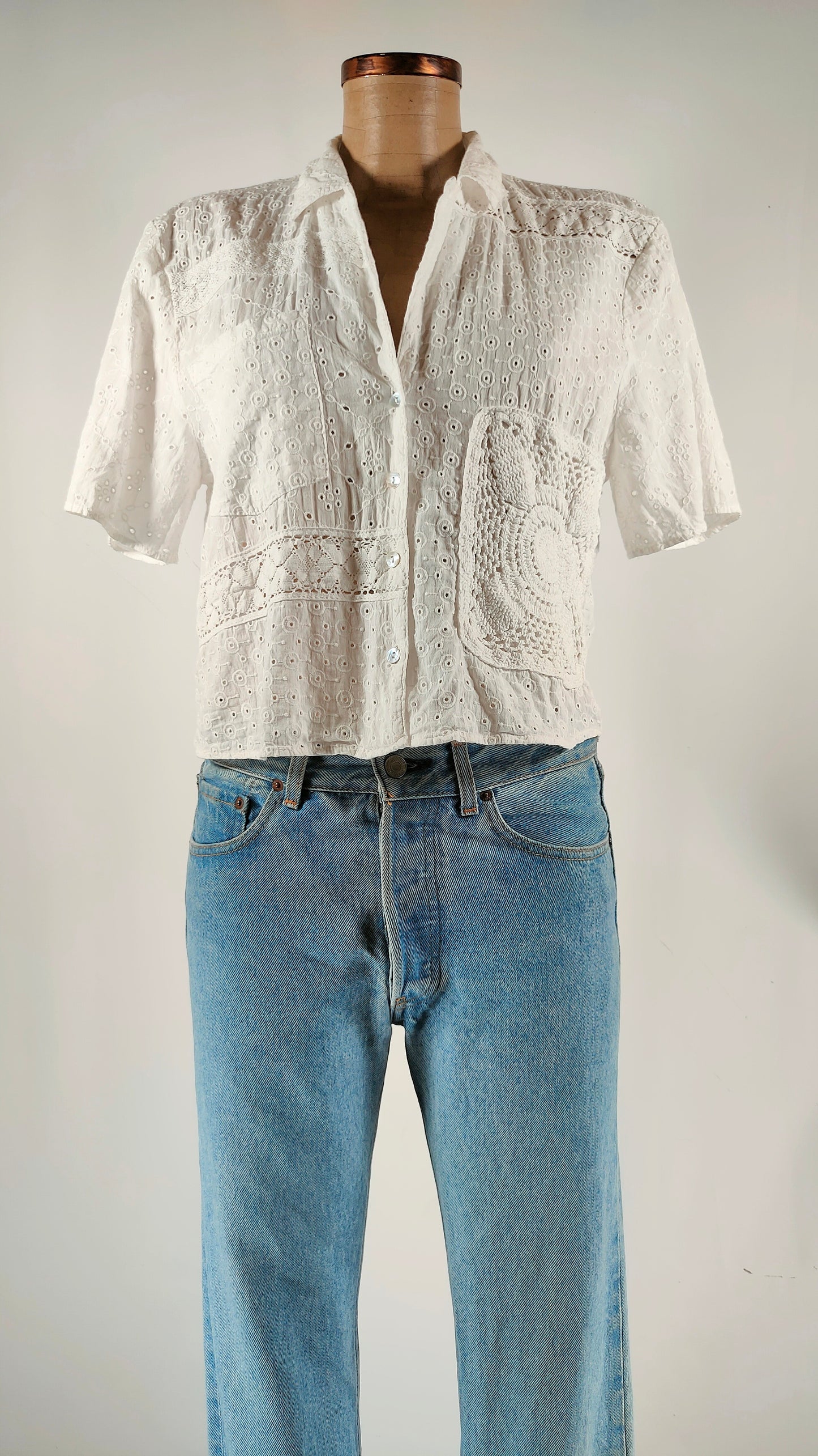 Camisa blanca con calado bimaterial