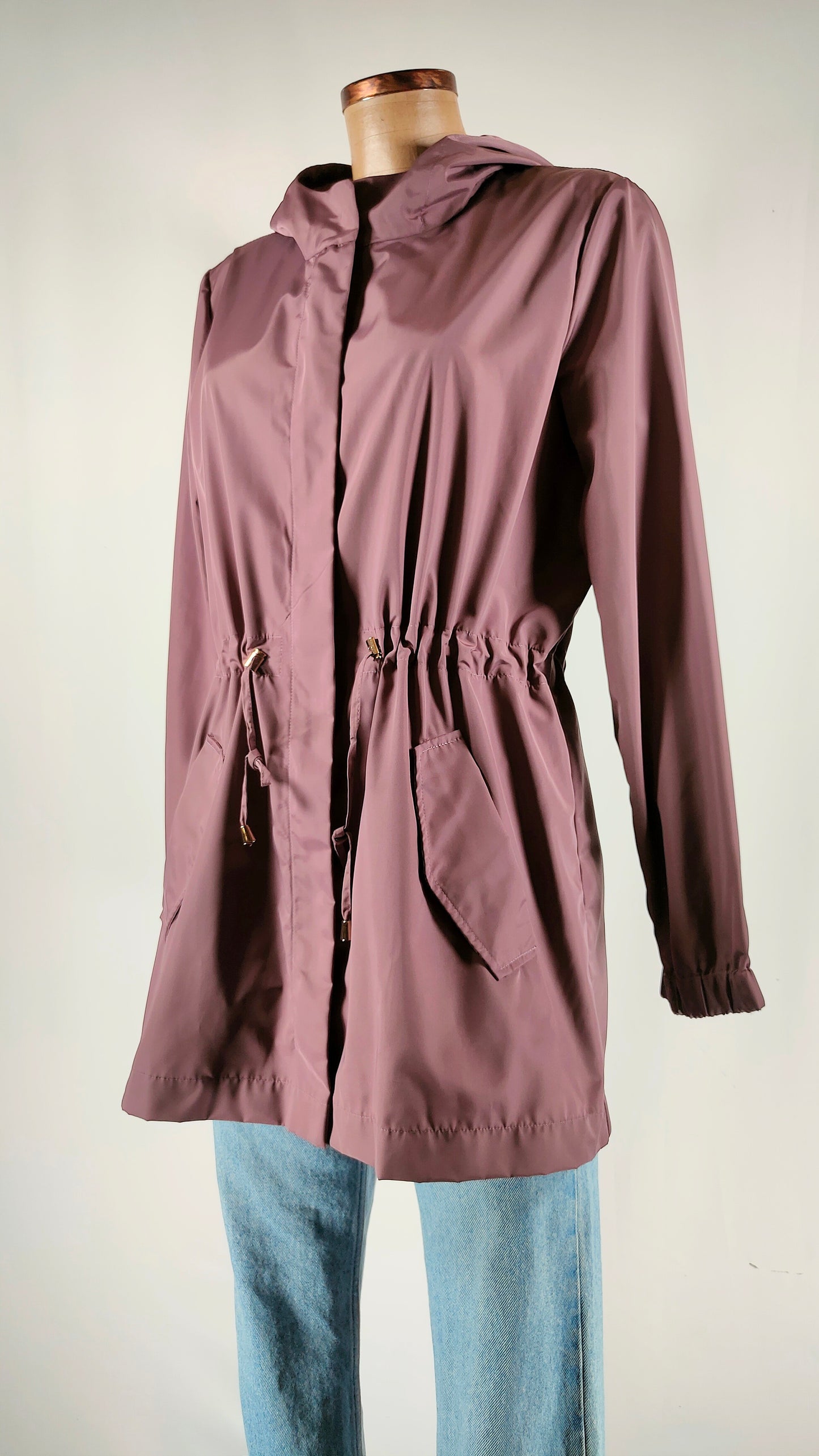 Chaqueta berenjena con capucha