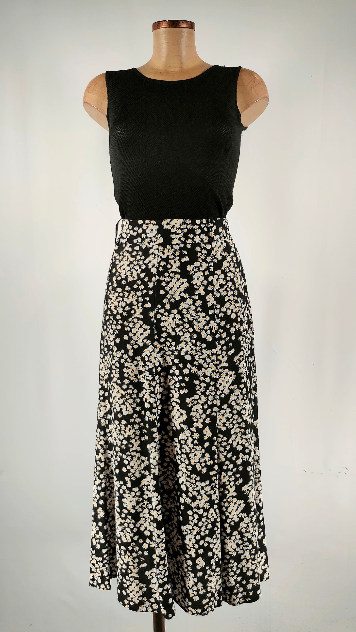 Falda negra con margaritas