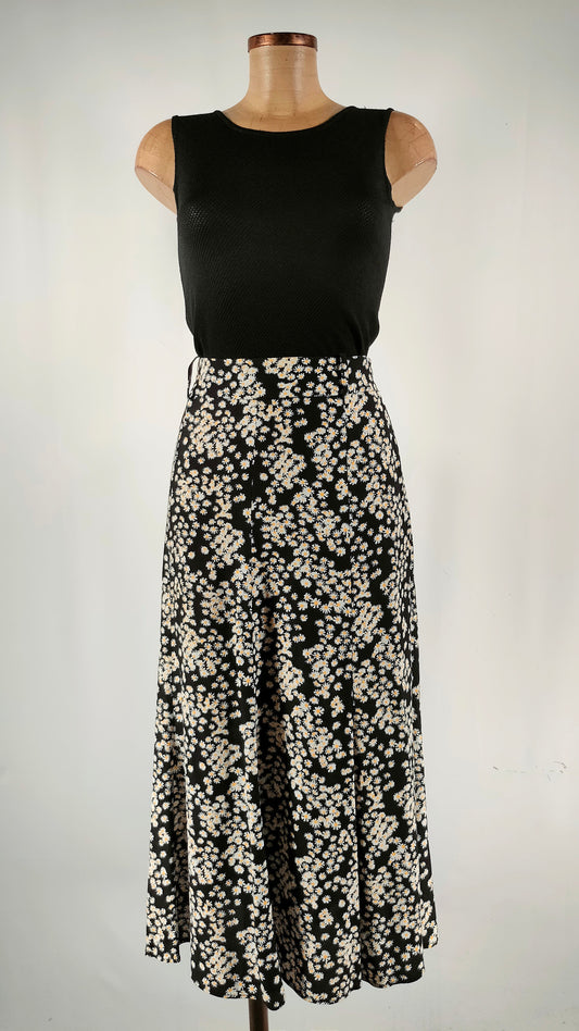 Falda negra con margaritas