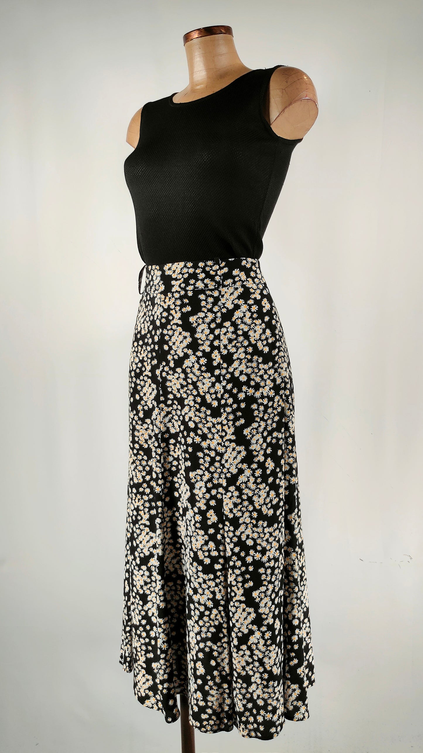 Falda negra con margaritas