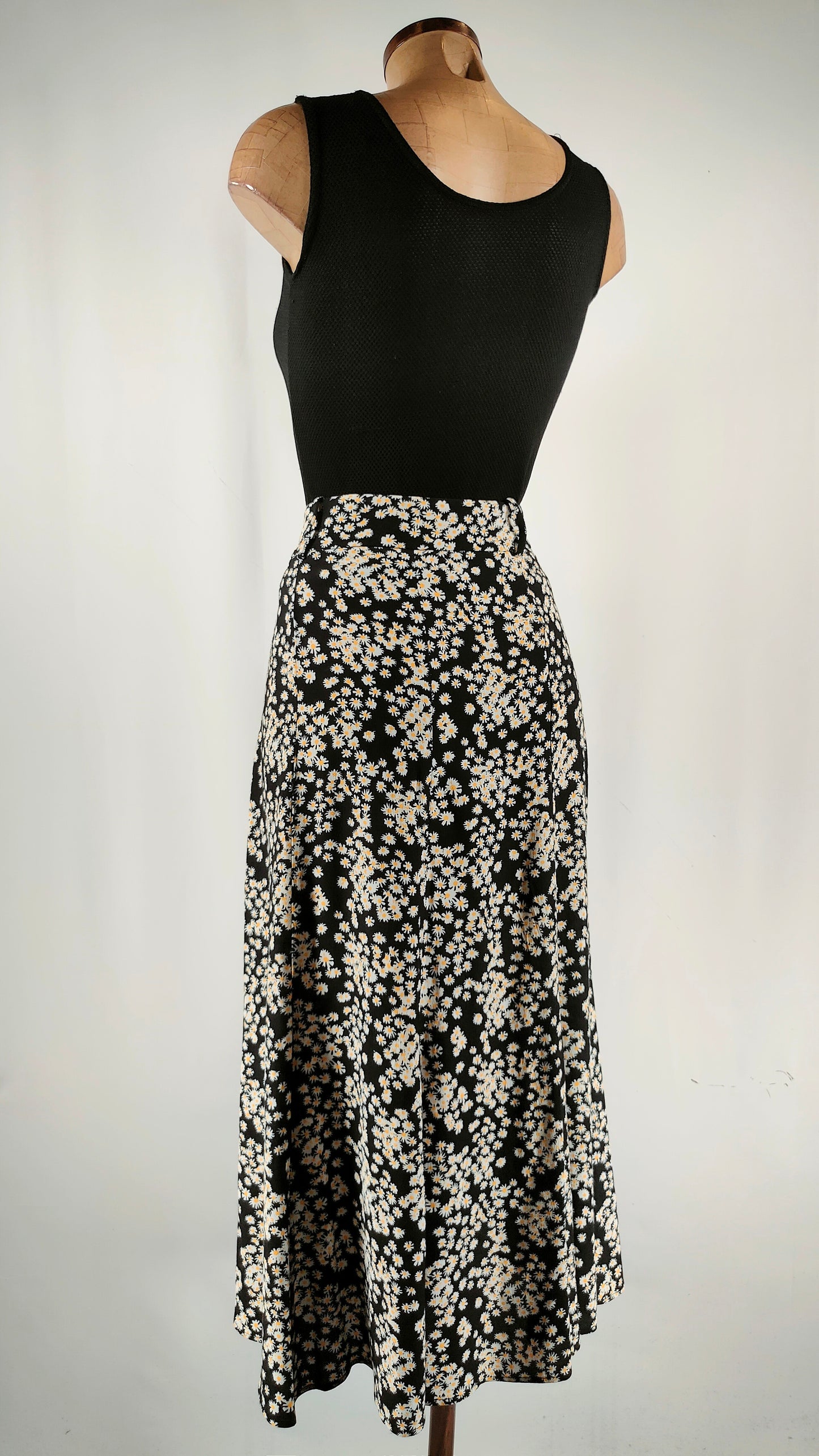 Falda negra con margaritas