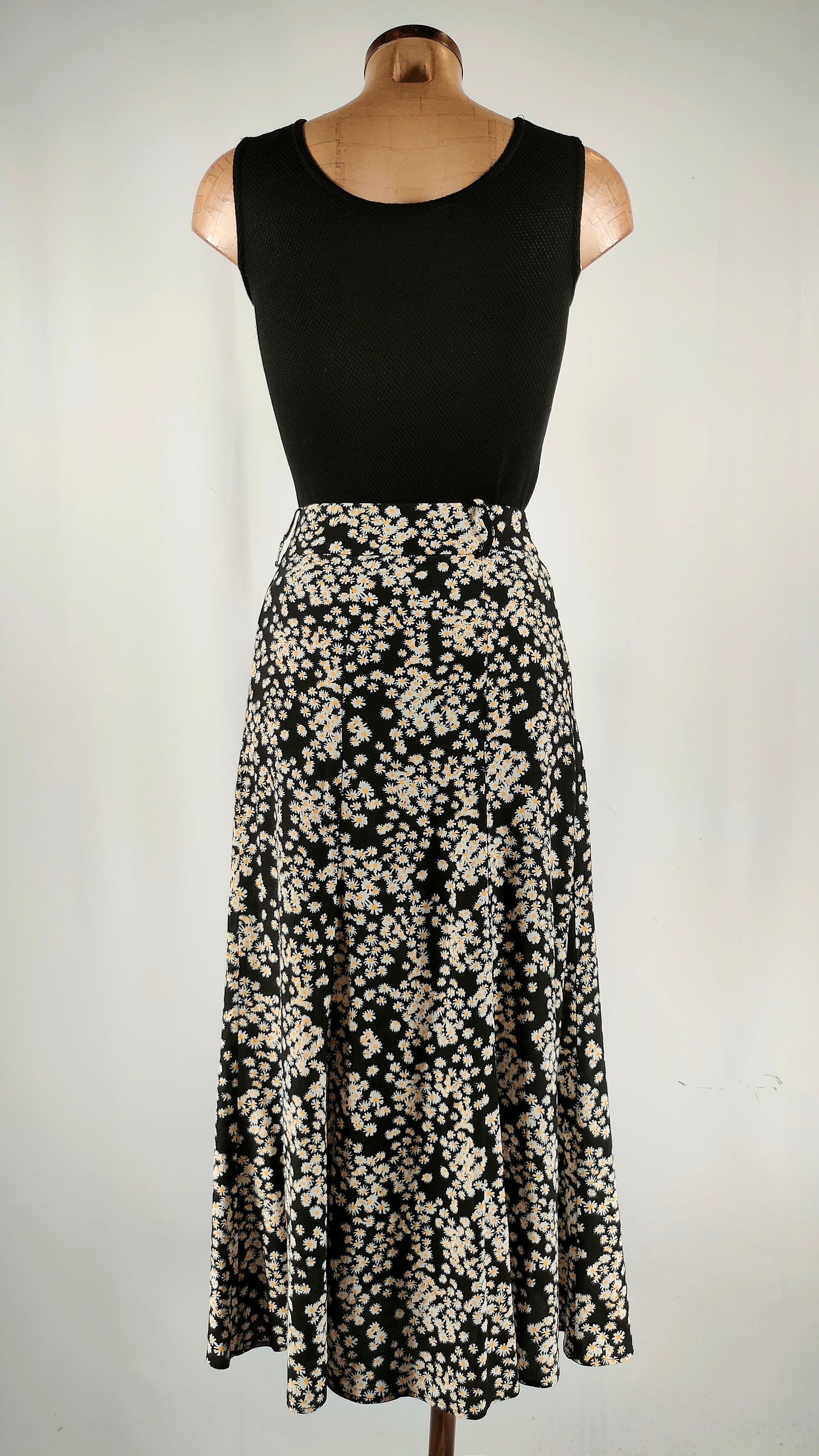 Falda negra con margaritas