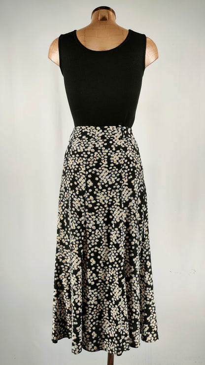 Falda negra con margaritas