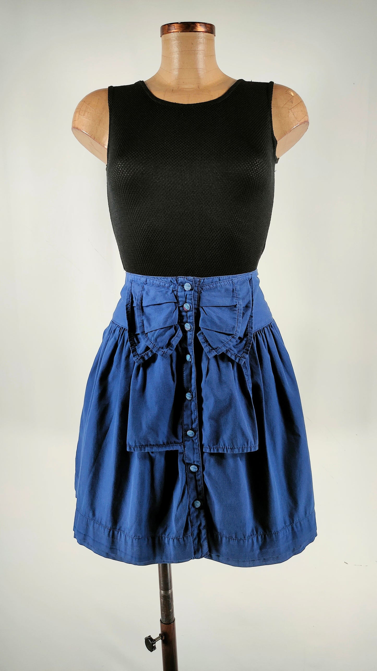 Falda con efecto de lazo frontal