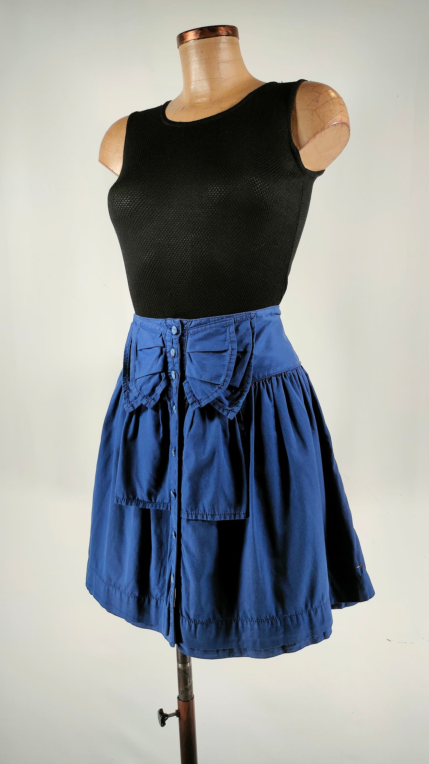 Falda con efecto de lazo frontal