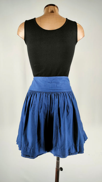 Falda con efecto de lazo frontal