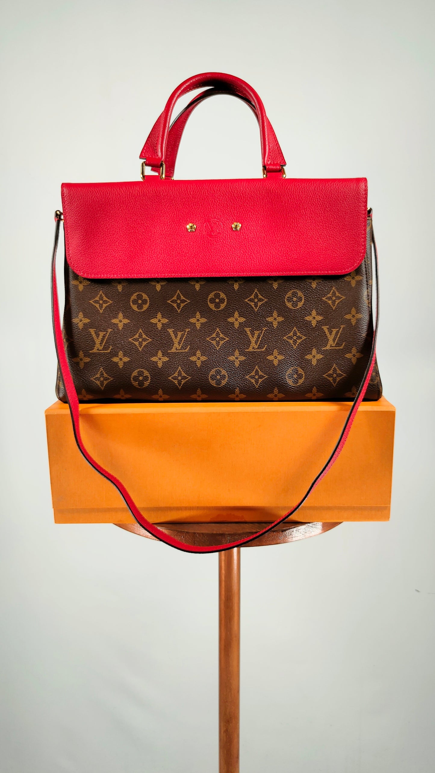 Bolso Louis Vuitton Vénus de cuero rojo