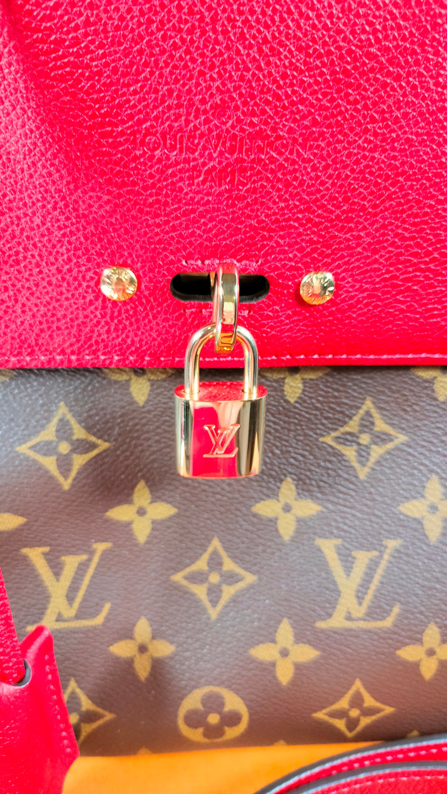 Bolso Louis Vuitton Vénus de cuero rojo