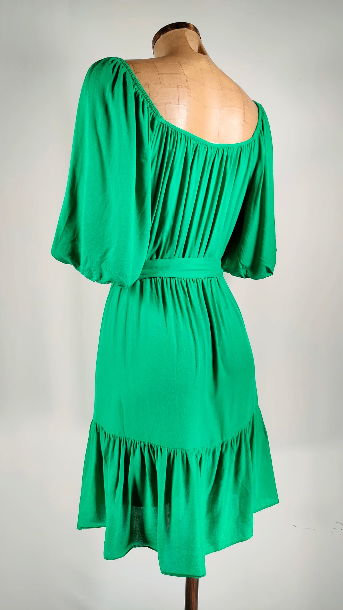 Vestido verde Naf Naf con cinturón verde