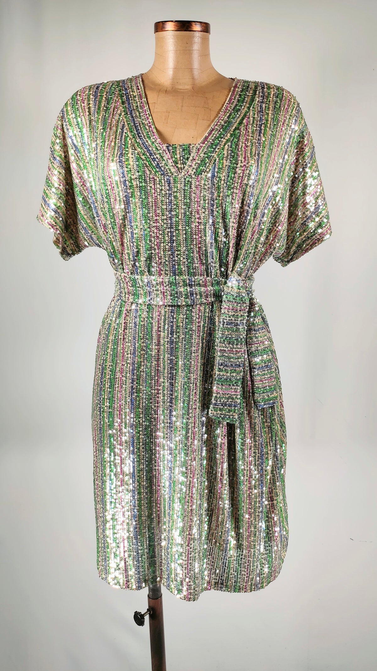 Vestido brillos multicolor con cinturón