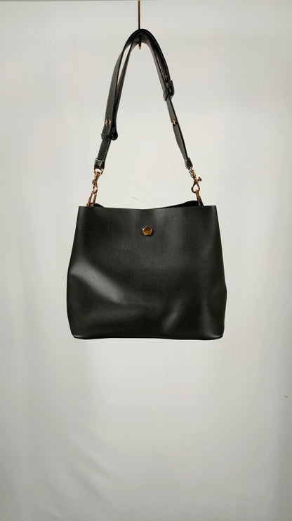 Bolso negro con detalles dorados