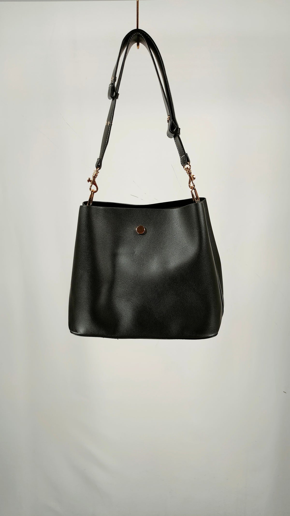 Bolso negro con detalles dorados