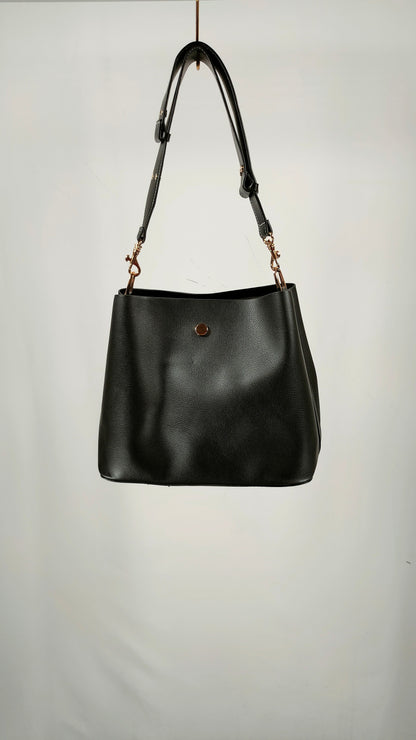 Bolso negro con detalles dorados