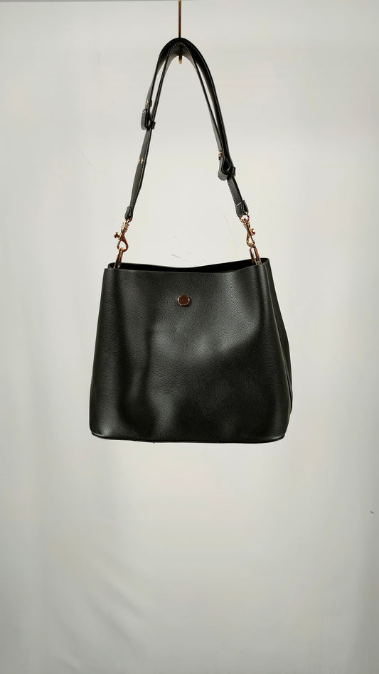 Bolso negro con detalles dorados