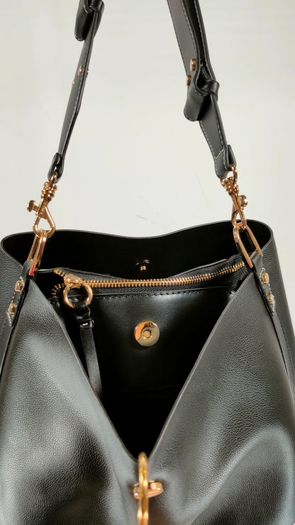 Bolso negro con detalles dorados