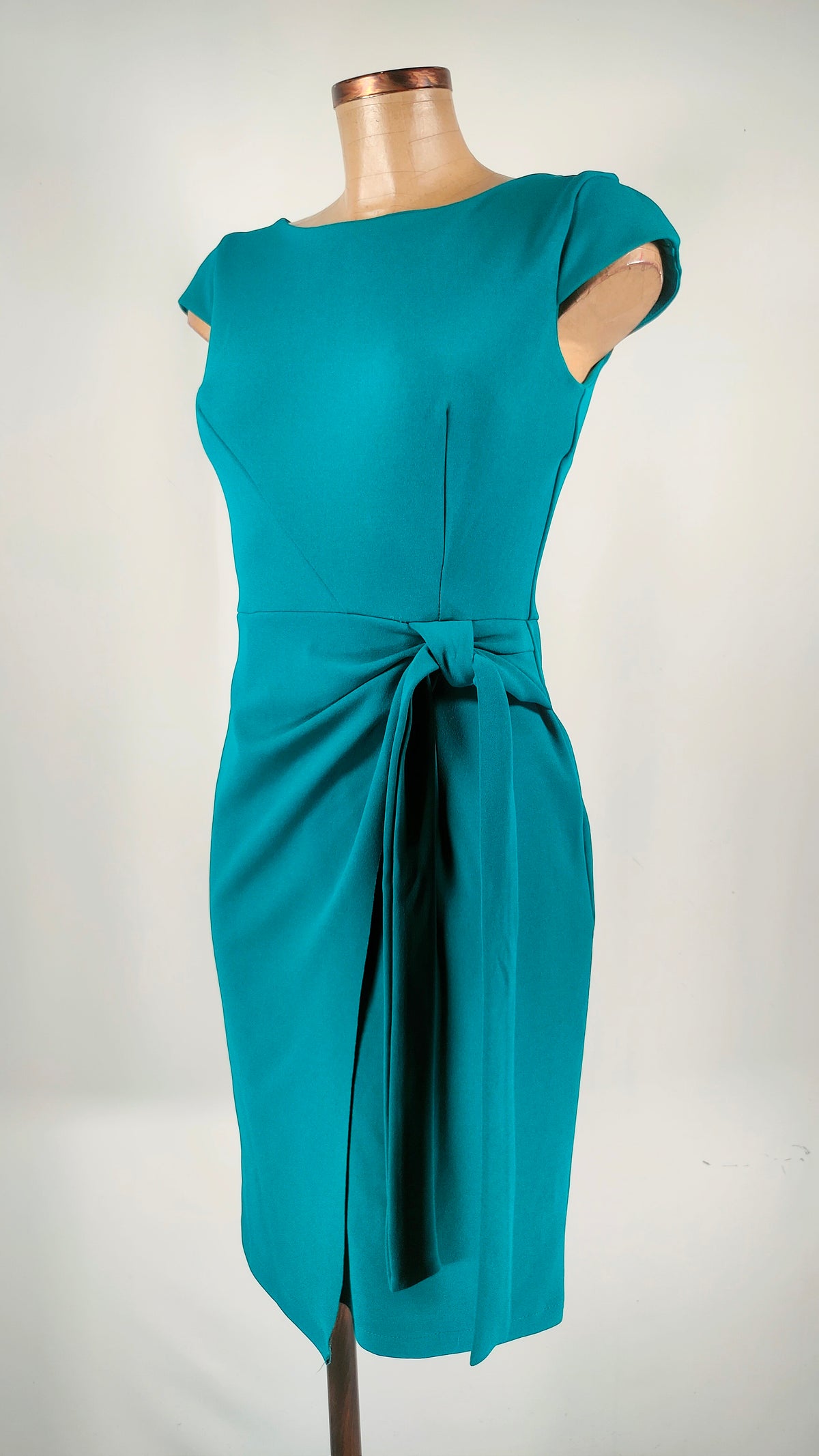 Vestido verde con fruncido en cintura