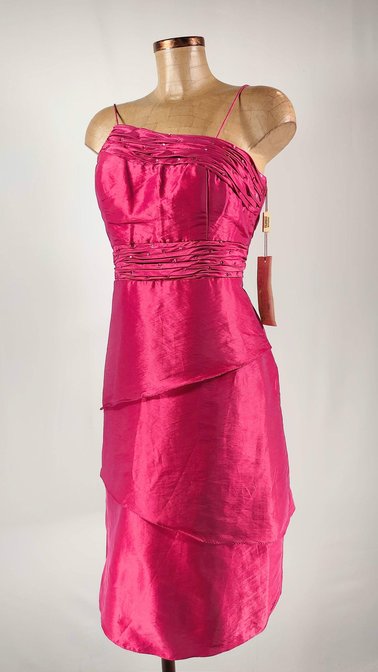 Vestido fucsia con apliques en cintura