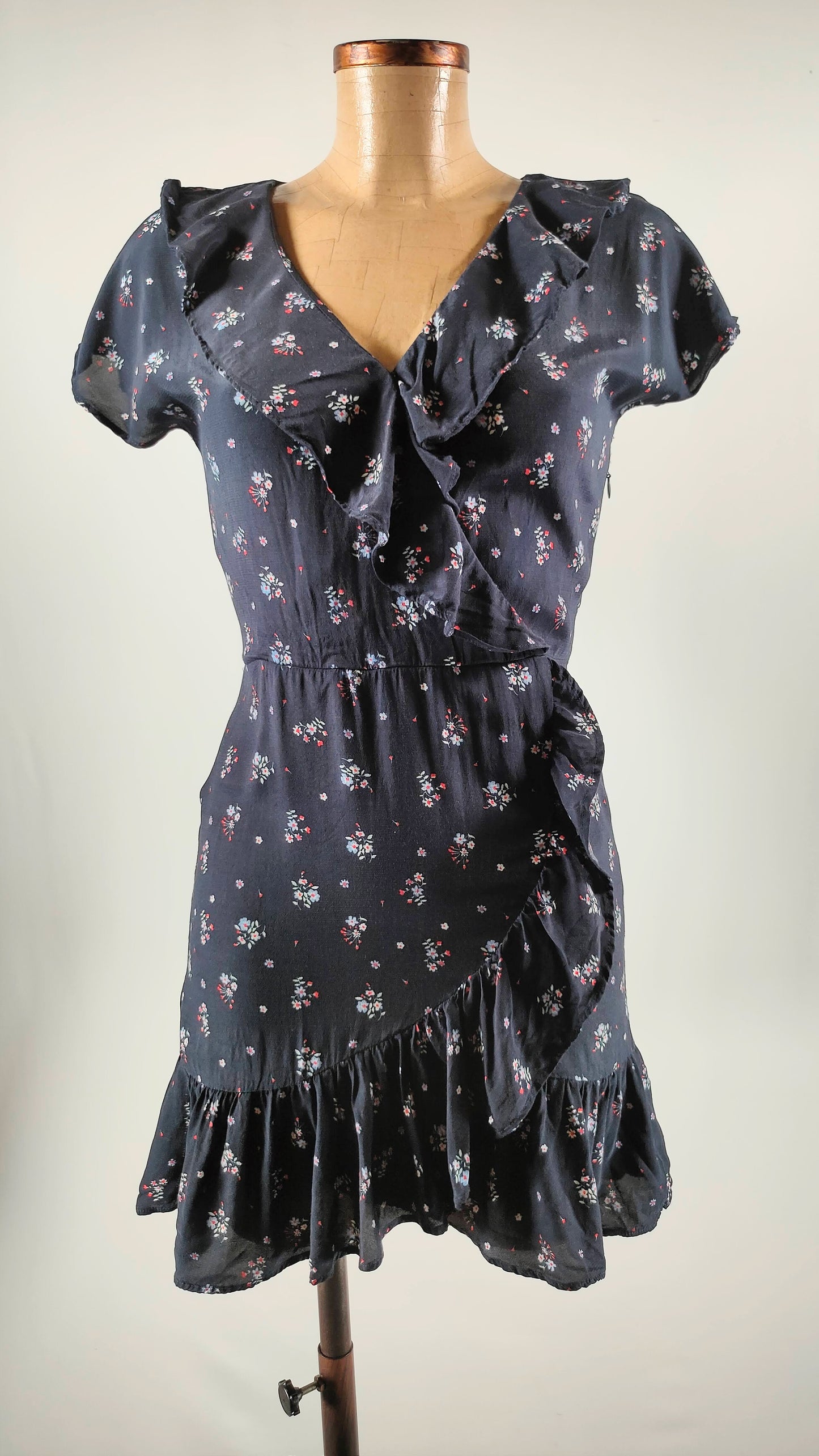 Vestido veraniego azul oscuro con estampado floral