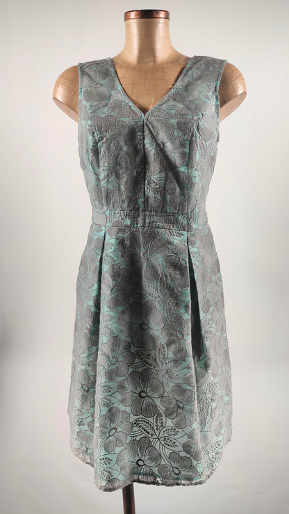 Vestido verde agua con bordado floral gris