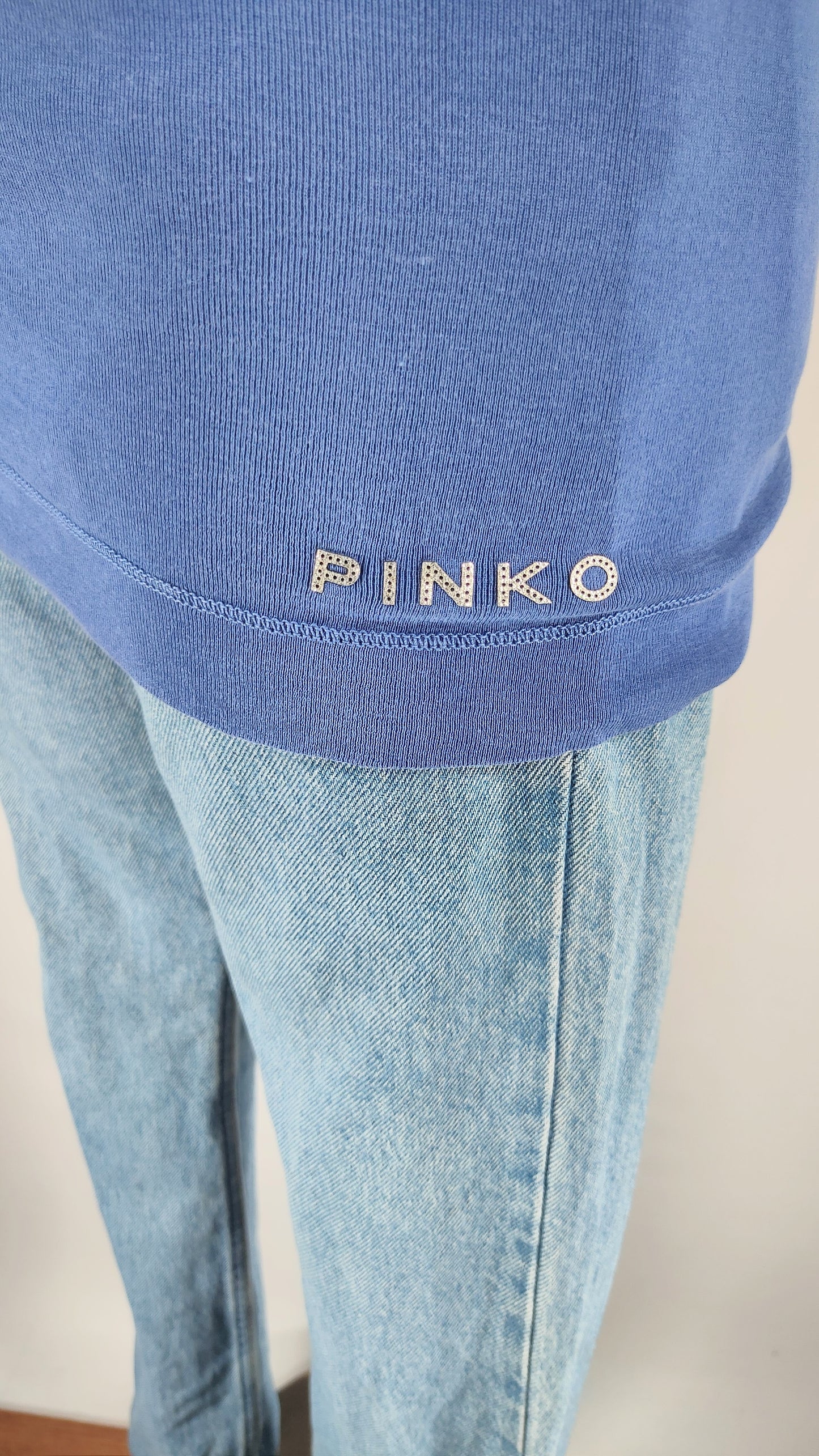 Camiseta Pinko con marca de relieve