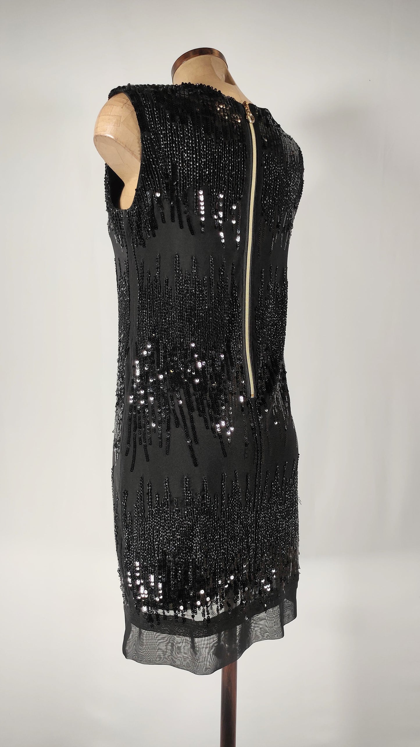 Vestido negro con apliques brillantes en negro