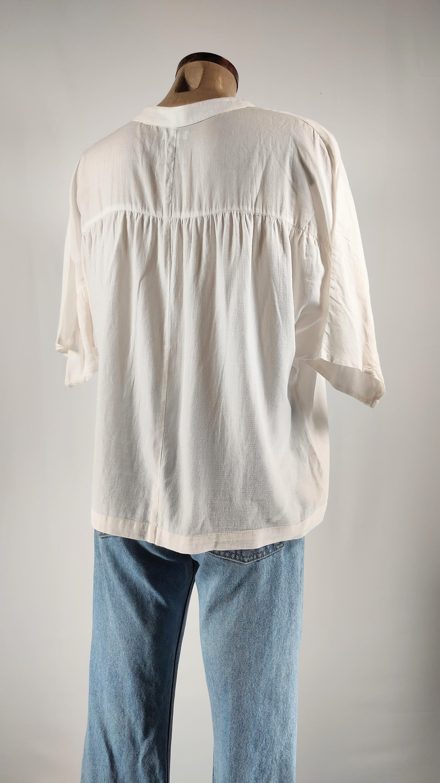 Blusa tres cuartos con cuello de pico