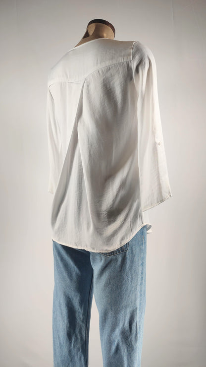 Blusa con manga remangable en blanco