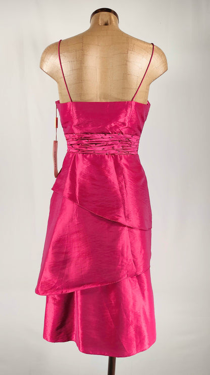 Vestido fucsia con apliques en cintura