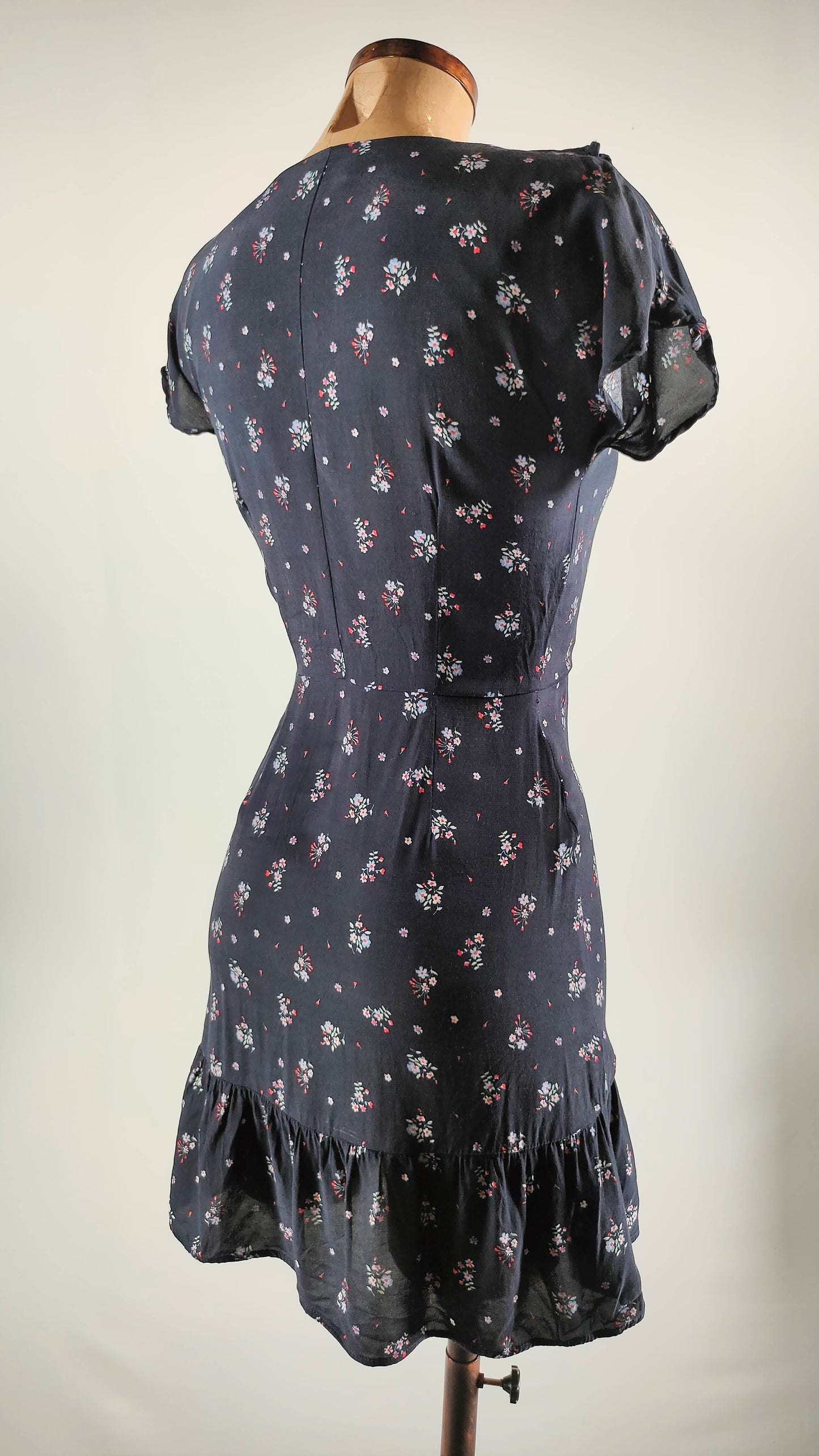 Vestido veraniego azul oscuro con estampado floral